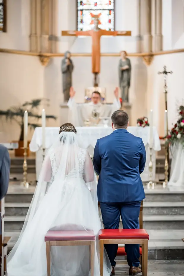 Blick durch das Kirchenschiff zum Altar während der Trauung